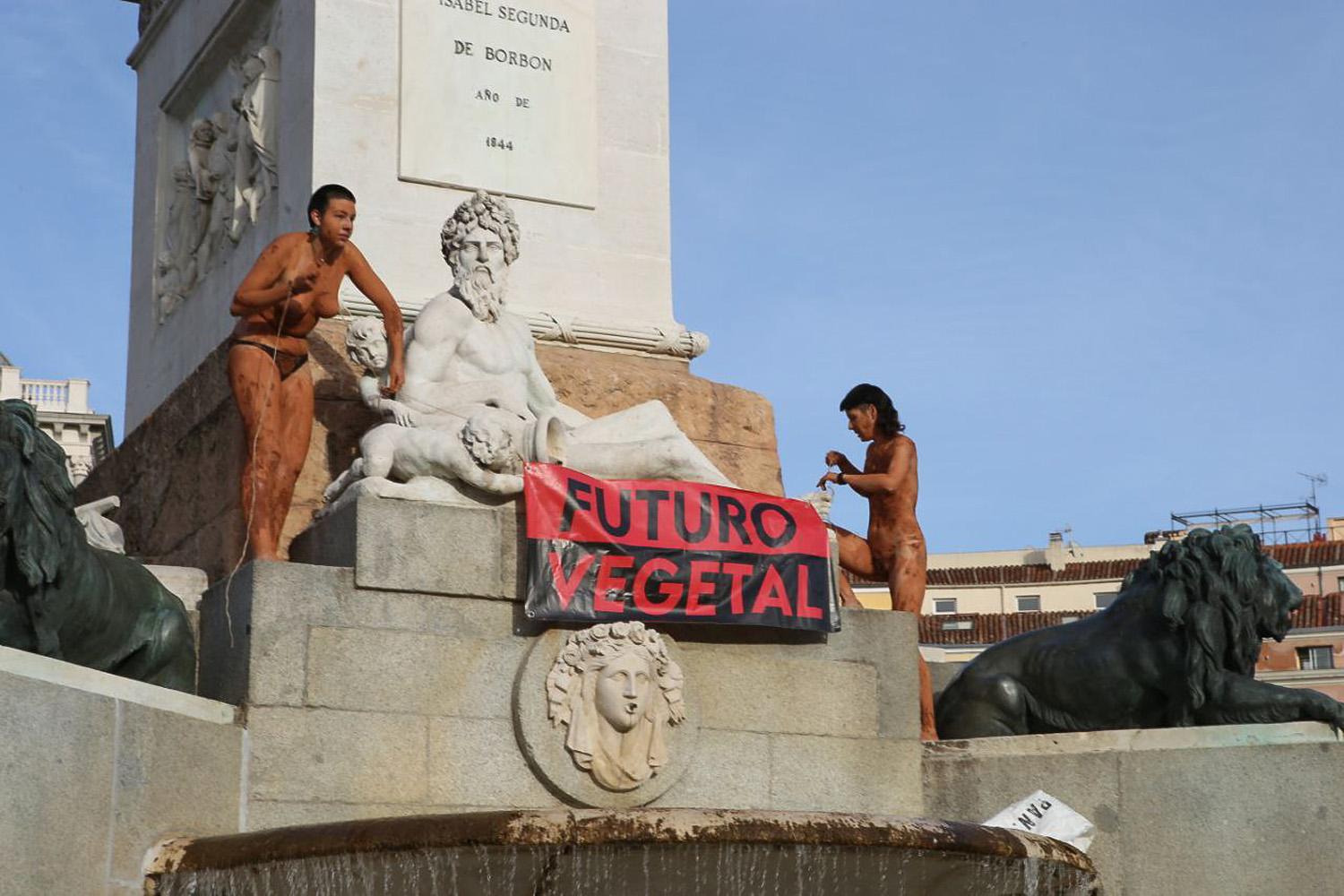 Futuro Vegetal se desnuda en el Palacio Real para denunciar el expolio de  recursos hÃ­dricos de la monarquÃ­a Archivi - Pierluigi Piccini BLOG  (Ufficiale)